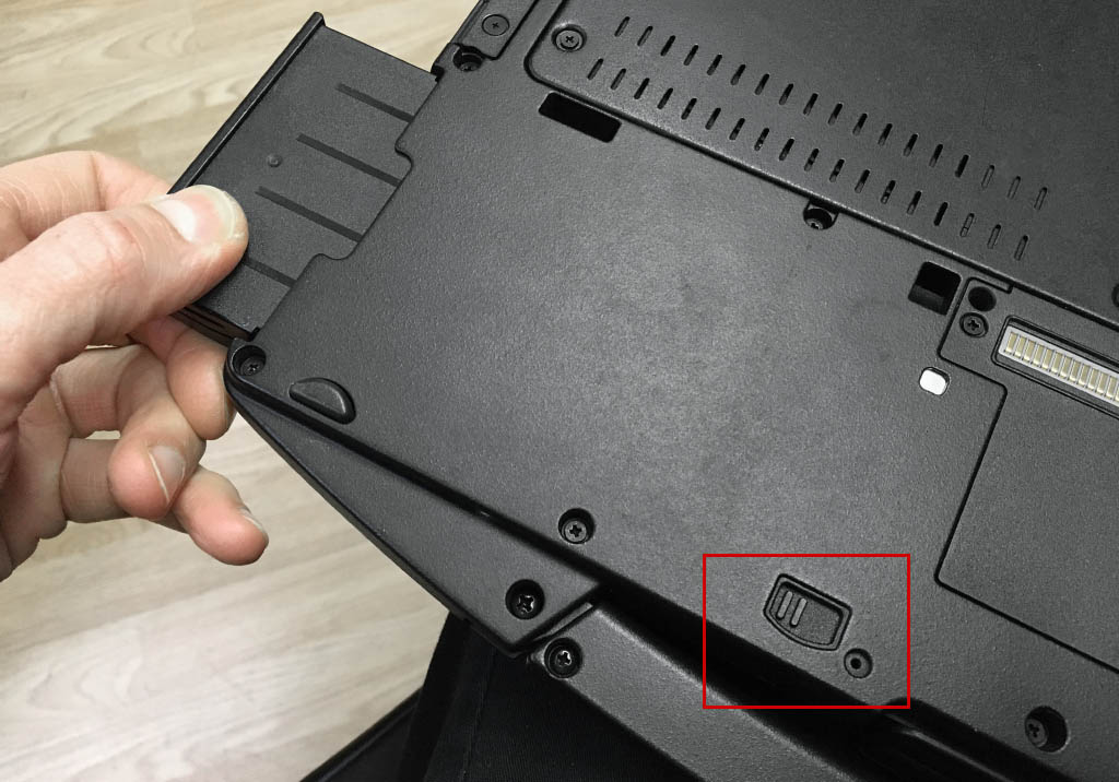Łatwy demontaż dysku w laptopie Panasonic CF-54